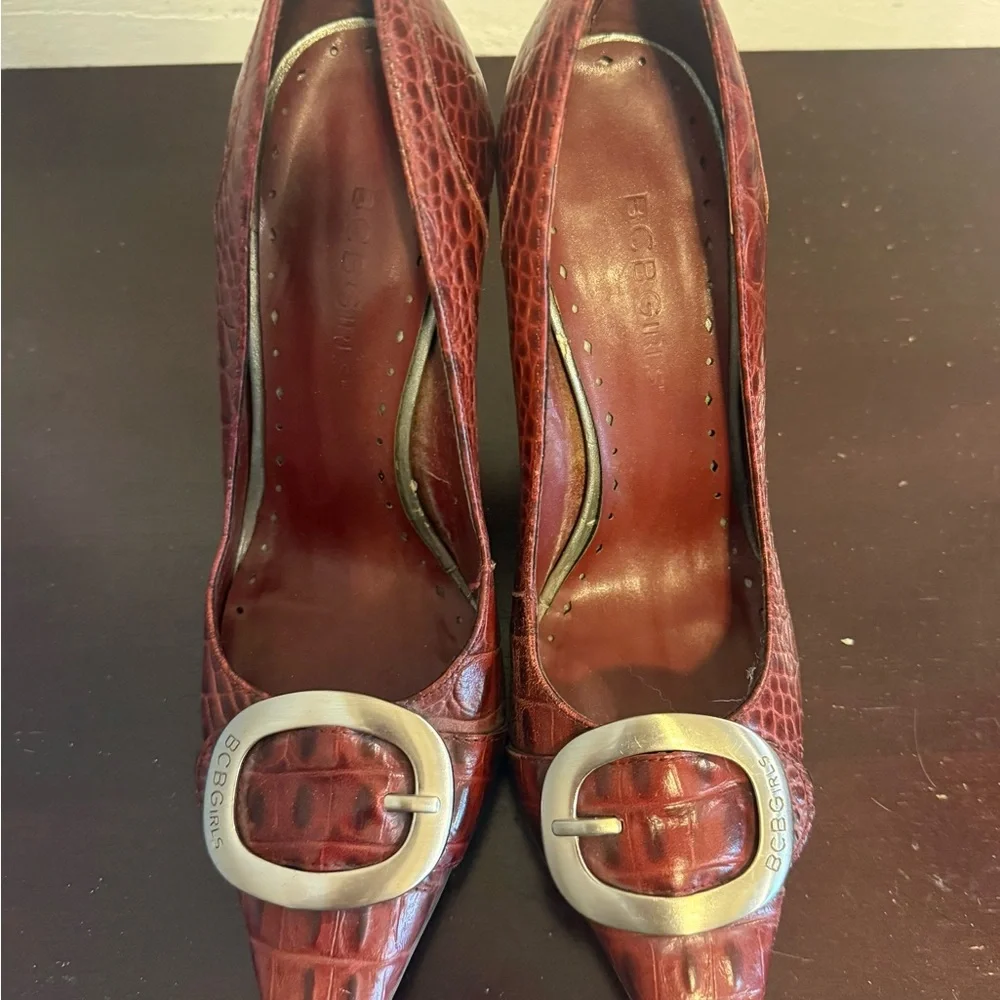 ♥️BCBGirls Embossed Burgundy Heels | Pointed Toe Buckle Pumps | Size 5.5